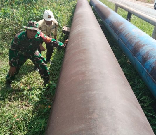 Perkuat Pengamanan Objek Vital Nasional, Babinsa Koramil 01/Dumai Patroli Jalur Pipa Minyak Pertamina Hulu Rokan