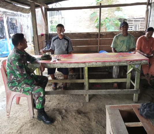 Babinsa Koramil 03/Sungai Sembilan Perkuat Kemanunggalan TNI–Rakyat Melalui Komsos di Kelurahan Lubuk Gaung