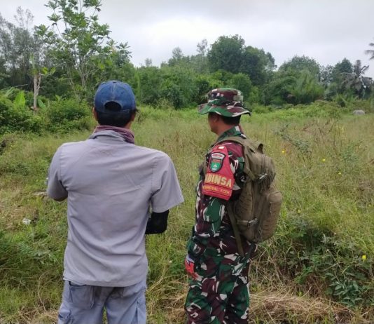 Babinsa Kelurahan Bangsal Aceh Serda Iwan Sahputra Gelar Patroli dan Sosialisasi Pencegahan Karhutla di Wilayah Sungai Sembilan