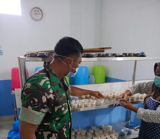“Babinsa Dampingi Distribusi 1.816 Paket Makanan Bergizi Gratis di Kelurahan Mekar Sari”
