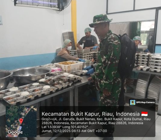 Babinsa Kawal Distribusi 3.264 Porsi Makanan Bergizi Gratis untuk Pelajar di Bukit Kapur