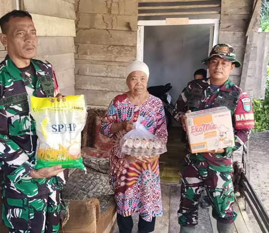 Koramil 03/Sungai Sembilan Gelar Jumat Berkah, Salurkan Sembako untuk Warga Bangsal Aceh