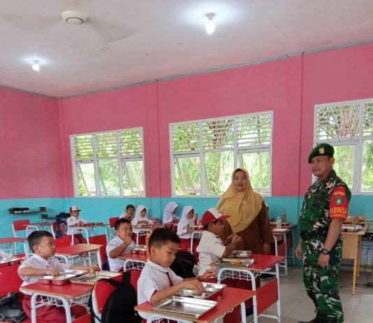 Dukung Program BGN, Babinsa Koramil 02/BK Kawal Makanan Bergizi Gratis untuk Pelajar Medang Kampai