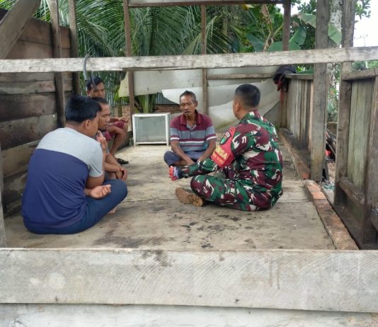 Babinsa Bangsal Aceh Koramil 03/Sungai Sembilan Perkuat Silaturahmi Lewat Komsos dengan Tokoh Masyarakat