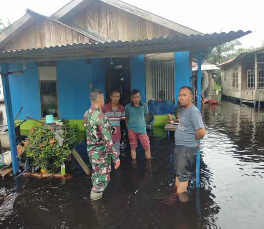 Babinsa Koramil 03/Sungai Sembilan Patroli dan Pantau Wilayah Rawan Banjir di Bangsal Aceh