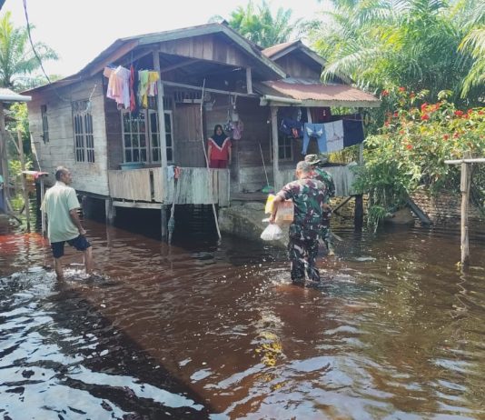 Peduli Korban Banjir, Kodim 0320/Dumai Bagikan Sembako ke Warga Bangsal Aceh