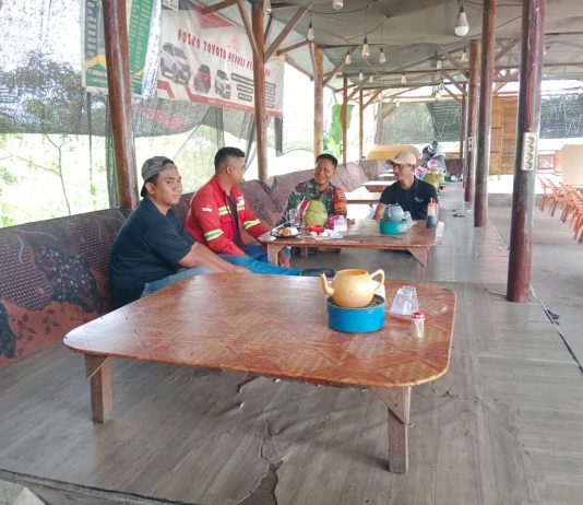Babinsa Sungai Geniot Perkuat Silaturahmi dan Kemanunggalan TNI–Rakyat Melalui Komsos di Sungai Sembilan