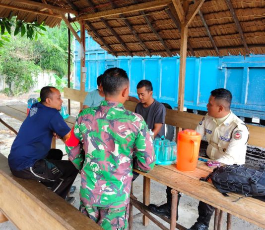 Babinsa Koramil 02/Bukit Kapur Bersama SKK Migas dan Pertamina Patroli Jalur Pipa di Bukit Kapur