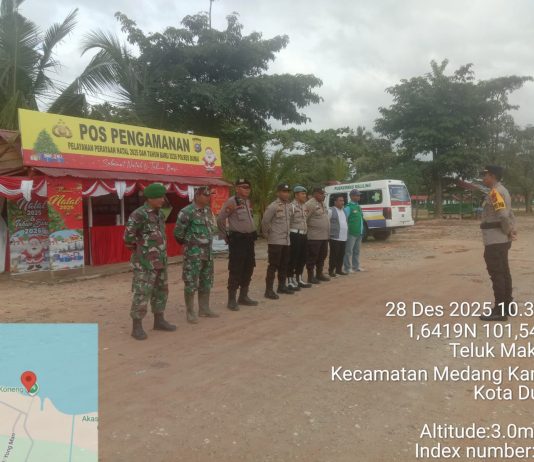 Jelang Nataru 2025–2026, Babinsa Koramil 02 Bukit Kapur Siaga Amankan Pantai Koneng
