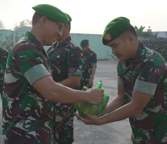 Dandim 0320/Dumai Pimpin Apel dan Serahkan Bingkisan kepada Prajurit dan PNS Jelang Tahun Baru 2026