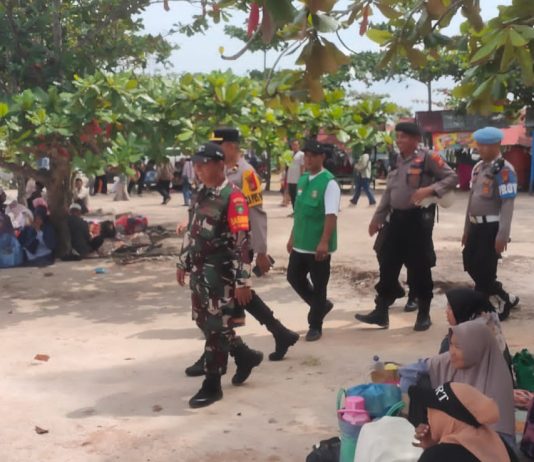 Babinsa Amankan Pos Pelayanan Pantai Koneng, Jaga Kondusivitas Nataru 2026 di Dumai