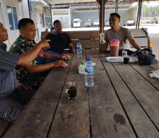 Pererat Silaturahmi, Babinsa Lubuk Gaung Laksanakan Komsos Bersama Warga