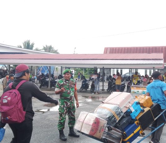 Babinsa Buluh Kasap Amankan Kedatangan Kapal Ferry Domestik dan Internasional di Pelabuhan Dumai