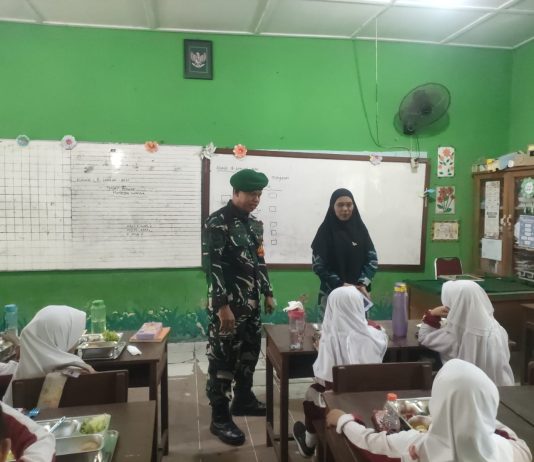Babinsa Jaya Mukti Dampingi Program Makanan Bergizi Gratis di Wilayah Koramil 01/Dumai
