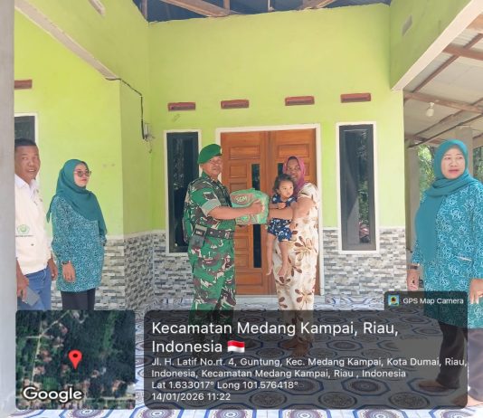 Babinsa Kelurahan Guntung Hadiri Posyandu dan Dampingi Pemberian Bingkisan Anak Stunting