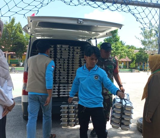 Babinsa Bukit Nenas Dampingi Penyaluran Makanan Bergizi Gratis di SMA Negeri 3 Dumai