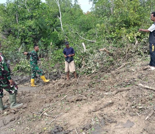 Danramil 03/Sungai Sembilan Pimpin Pengukuran dan Pembersihan Lahan Jembatan Gantung di Tanjung Penyembal