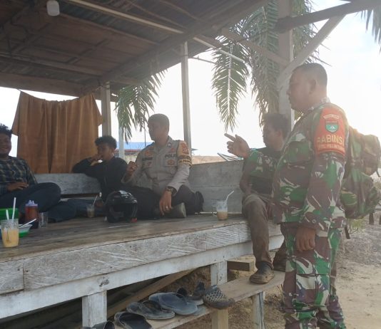 Babinsa Pelintung Gelar Komsos Bersama Warga Perkuat Keamanan Lingkungan