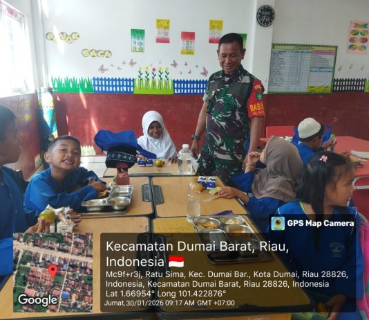 Babinsa Ratu Sima Dampingi Penyaluran Makanan Bergizi Gratis untuk 2.955 Penerima
