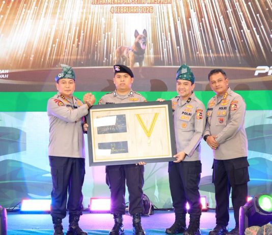Satwa Reno K9 Polda Riau Terima Medali Penghargaan Kapolri