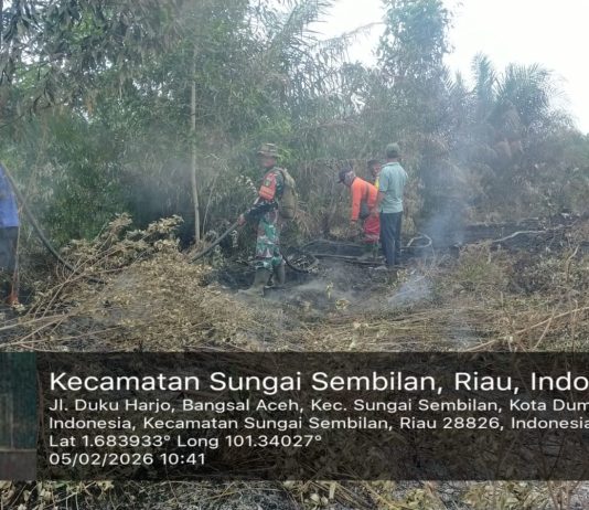 Hari Ketiga, Babinsa Bangsal Aceh Lanjutkan Pemadaman dan Pendinginan Karhutla