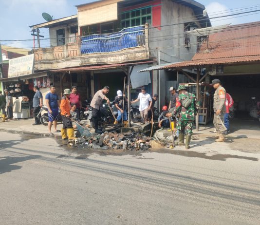 Gotong Royong TNI dan Warga Jaya Mukti Bersihkan Parit, Perkuat Sinergi dan Cegah Banjir