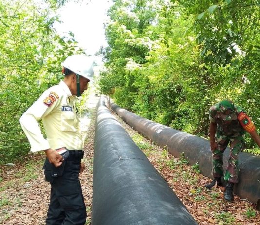 Sinergi Penguatan Binter, Babinsa Kodim 0320/Dumai Patroli Pengamanan Jalur Pipa Minyak