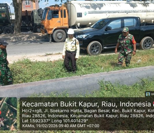 Babinsa Koramil 02/BK Bersama Security PT Pertamina Hulu Rokan Patroli Pengamanan Jalur Pipa Minyak
