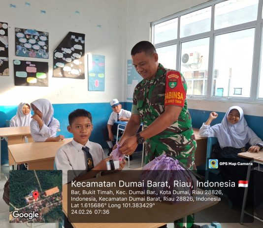 Babinsa Bukit Timah Dampingi Distribusi 2.927 Porsi Makanan Bergizi Gratis di Kota Dumai