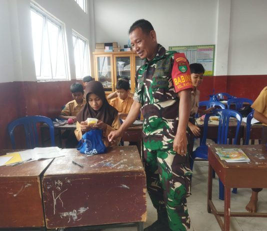 Babinsa Ratu Sima Dampingi Distribusi Makanan Bergizi Gratis di Dumai, 2.955 Penerima Manfaat Terlayani
