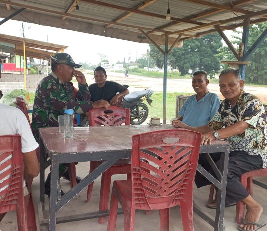 Babinsa Koramil 02/Bukit Kapur Bersama Security PHR Patroli dan Sosialisasi Pengamanan Jalur Pipa Minyak