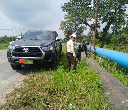 Babinsa Koramil 01/Dumai Bersama Security PHR Patroli dan Sosialisasi Pengamanan Jalur Pipa Minyak di Kota Dumai