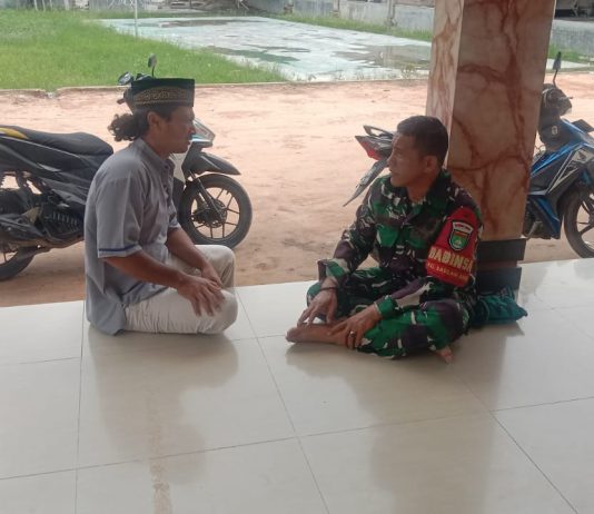 Babinsa Koramil 03/Sungai Sembilan Gelar Komsos Bersama Warga Basilam Baru, Ajak Jaga Kamtibmas dan Cegah Karhutla