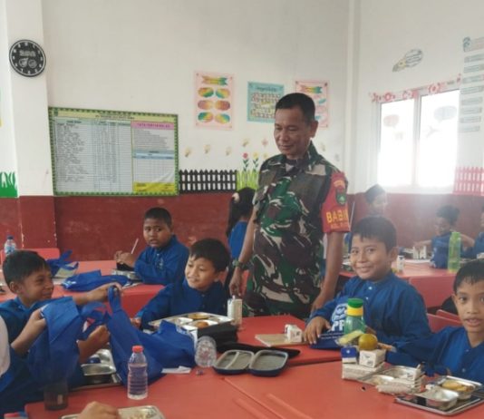 Babinsa Ratu Sima Dampingi Penyaluran Program Makanan Bergizi Gratis di Dumai