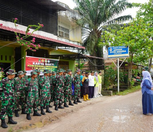 Koramil 01/Dumai Bersama Warga Gelar Karya Bakti Bersihkan Lingkungan Panti Asuhan Azzahra di Kelurahan STDI