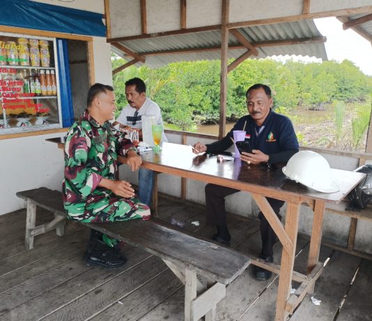 Perkuat Pembinaan Teritorial, Koramil 03/Sungai Sembilan Gelar Komsos Bersama Warga Tanjung Penyembal