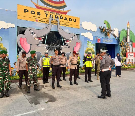 Anggota Kodim 0320/Dumai Laksanakan Pengamanan Terpadu di Posyan Islamic Center Jelang Idul Fitri 1447 H