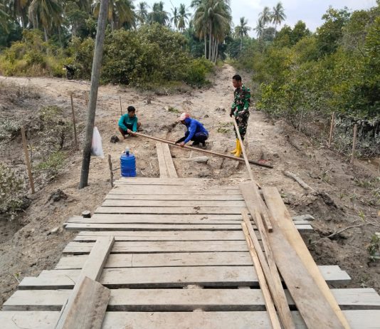 Gotong Royong Babinsa dan Warga Lanjutkan Pembangunan Jembatan Gantung di Sungai Sembilan