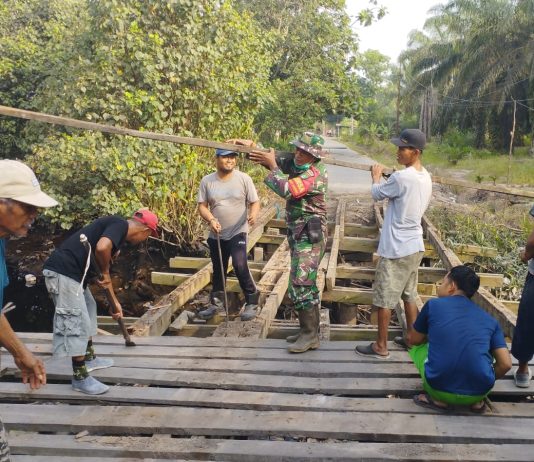 Babinsa Koramil 03/Sungai Sembilan dan Warga Gotong Royong Bongkar Jembatan Kayu Sungai Nerbit, Persiapan Pembangunan Jembatan Baru