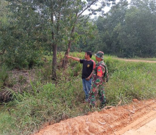 Babinsa Koramil 03/Sungai Sembilan Laksanakan Patroli dan Sosialisasi Karhutla di Batu Teritip