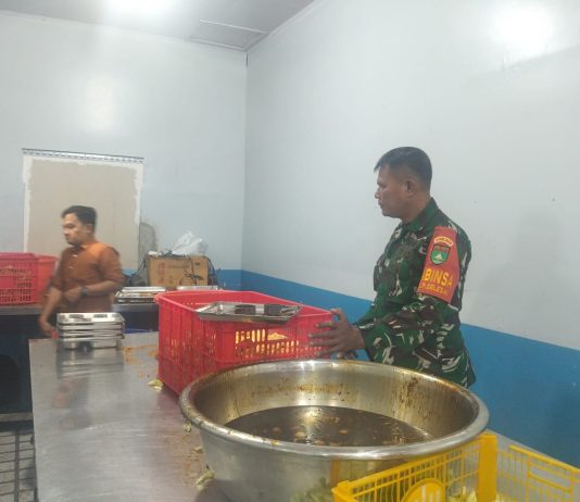 Babinsa Dampingi Program Makanan Bergizi Gratis di Dumai Barat, 2.747 Penerima Manfaat