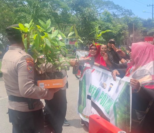 Polsek Dumai Timur Berikan Reward Bibit Pohon kepada Pendemo Baffer Zone Aliansi AMPIZONE