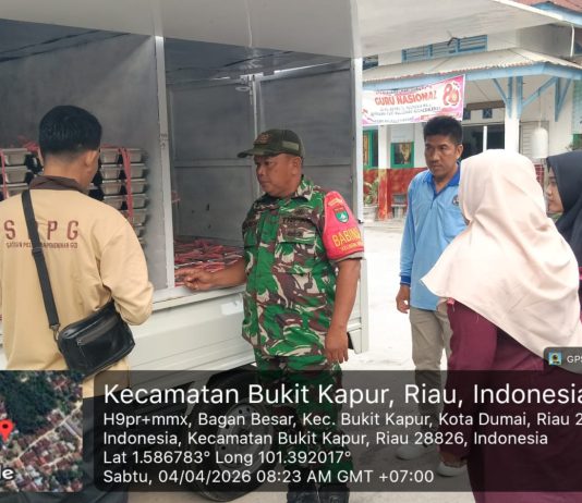 Babinsa Bukit Kapur Dampingi Penyaluran 1.100 Porsi Makanan Bergizi untuk Pelajar di Dumai