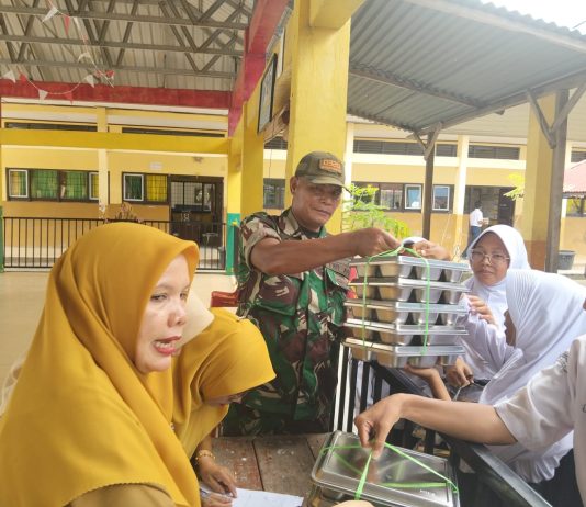 Babinsa Pangkalan Sesai Dampingi Penyaluran Makanan Bergizi Gratis untuk Ribuan Pelajar di Dumai