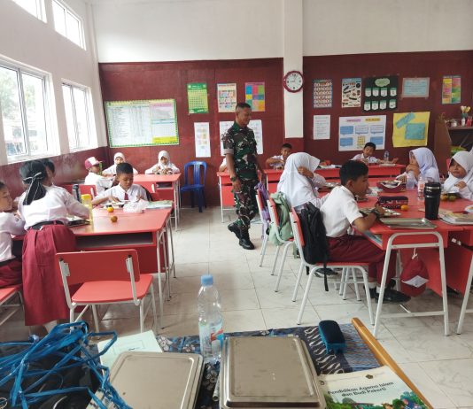Program Makanan Bergizi Gratis Sasar Ribuan Pelajar di Dumai, Babinsa Turun Langsung