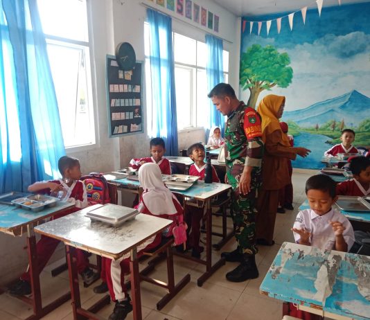 Babinsa Koramil 01/Dumai Kawal Distribusi Makanan Bergizi Gratis untuk 2.535 Pelajar di Buluh KasapL