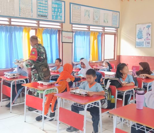 Babinsa Koramil 02/Bukit Kapur Dampingi Penyaluran Makanan Bergizi Gratis untuk 1.473 Pelajar di Bagan Besar