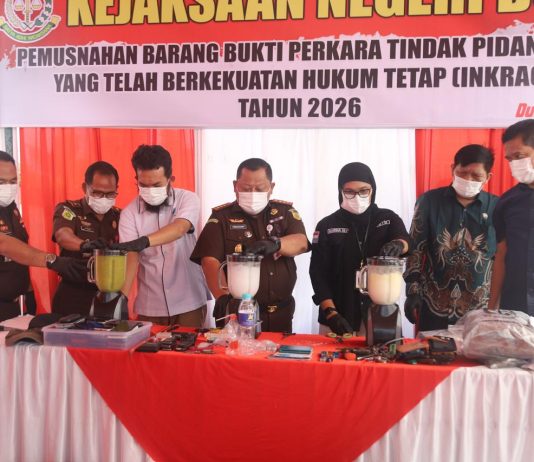Kejari Dumai Musnahkan Barang Bukti Inkracht di Halaman Kantor, Tegaskan Transparansi Penegakan Hukum