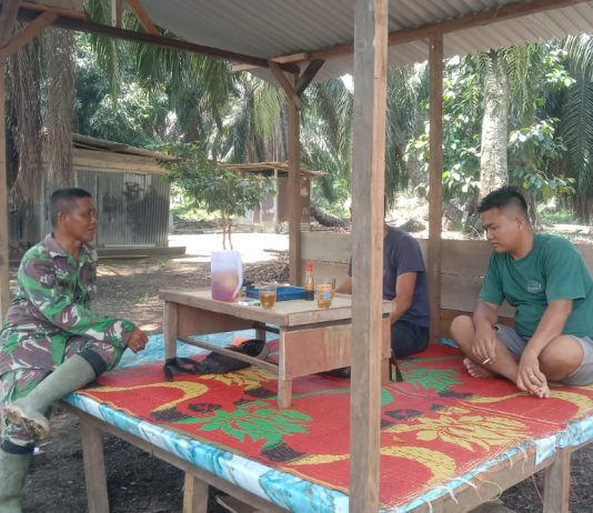Babinsa Sungai Sembilan Perkuat Kedekatan dengan Warga Lewat Komsos di Basilam Baru