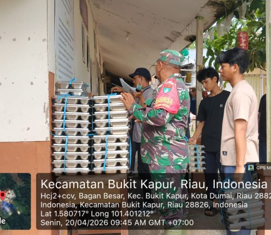 Upaya Pemenuhan Gizi Pelajar, Babinsa Dampingi Pembagian Makanan Bergizi Gratis di Dumai
